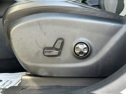 Used 2020 Jeep Cherokee Limited image 25