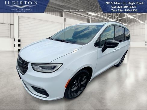 New 2026 Chrysler Pacifica Limited w/ S Appearance Package image 1