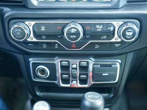 Used 2020 Jeep Wrangler Unlimited Sahara w/ Uconnect 4C Nav & Sound Group AWD/4WD image 34