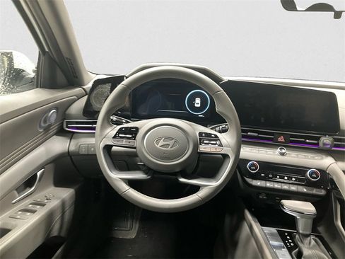 Certified 2024 Hyundai Elantra SEL w/ Convenience Package image 12