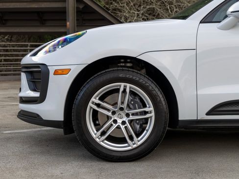 Certified 2025 Porsche Macan image 13