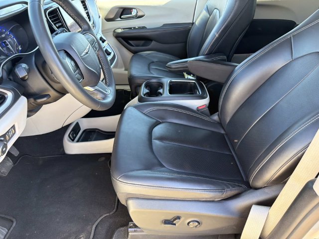 Used 2024 Chrysler Pacifica Touring-L FWD image 15