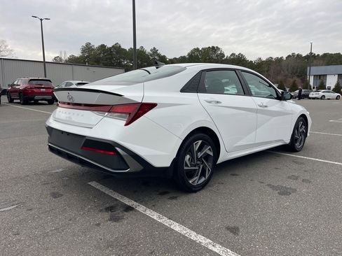 Used 2025 Hyundai Elantra Sport image 5