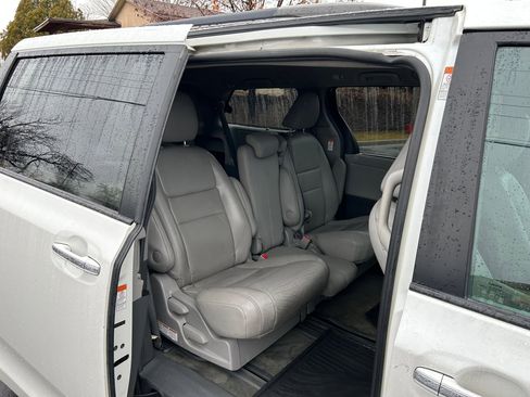 Used 2015 Toyota Sienna XLE image 24