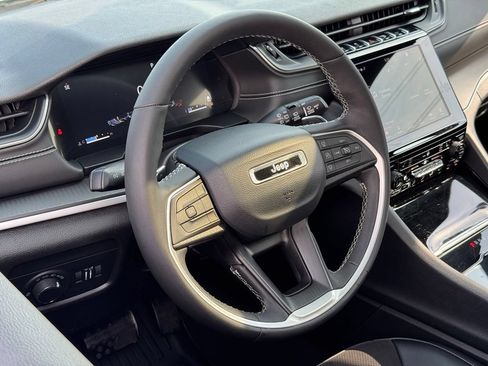 Used 2023 Jeep Grand Cherokee L Laredo RWD image 18