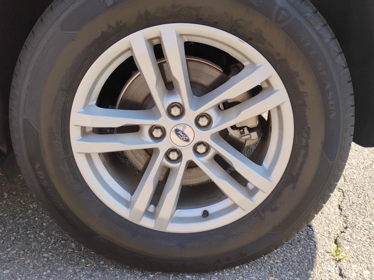 Used 2024 Ford Explorer XLT w/ Equipment Group 202A RWD image 9