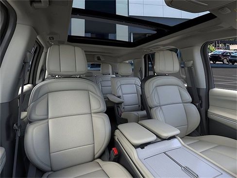 New 2026 Lincoln Navigator Reserve AWD/4WD image 10