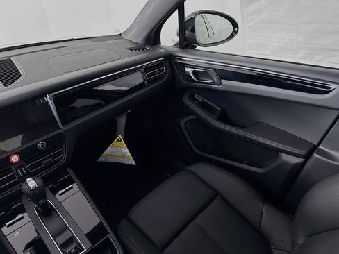Certified 2026 Porsche Macan AWD/4WD image 24