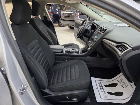 Used 2018 Ford Fusion SE FWD image 18