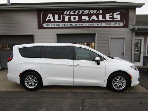 Used 2022 Chrysler Voyager LX image 2