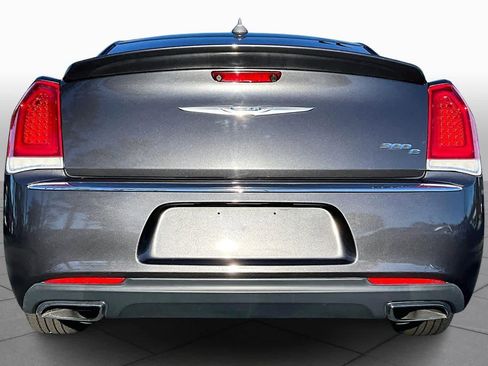 Used 2017 Chrysler 300 C image 4