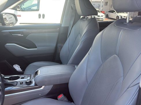 Used 2021 Toyota Highlander Limited AWD/4WD image 11