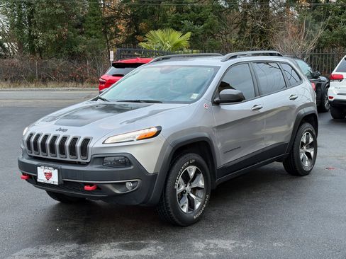 Used 2018 Jeep Cherokee Trailhawk image 3