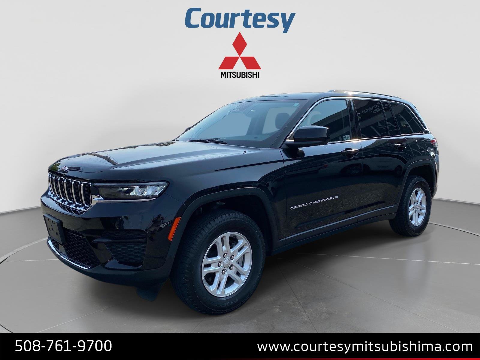 Used 2023 Jeep Grand Cherokee Laredo AWD/4WD image 1