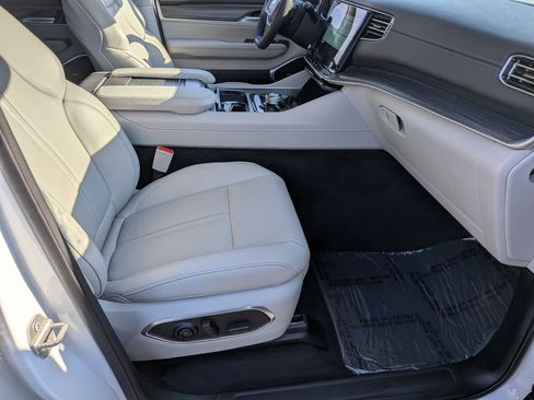 Certified 2024 Jeep Wagoneer Series II image 35