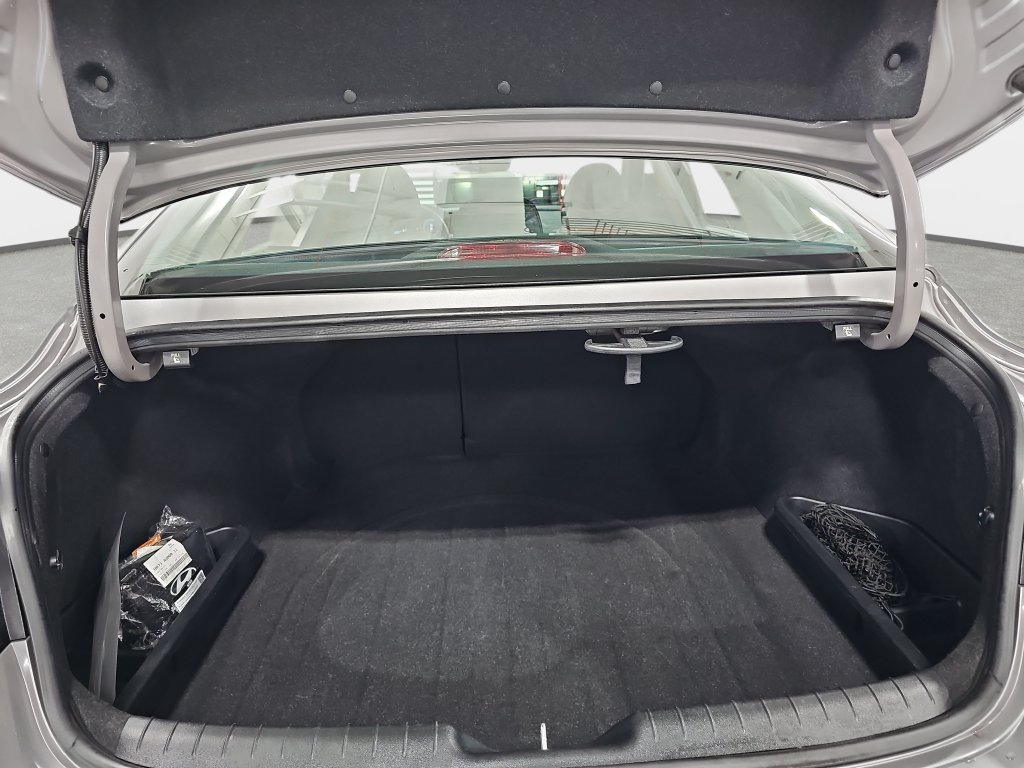Used 2023 Hyundai Elantra Limited w/ Preferred Accessory Package FWD image 14