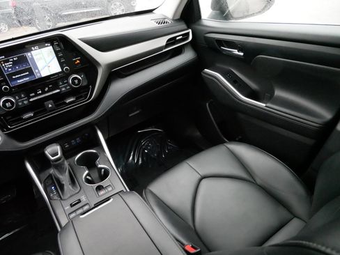 Used 2022 Toyota Highlander XLE image 11
