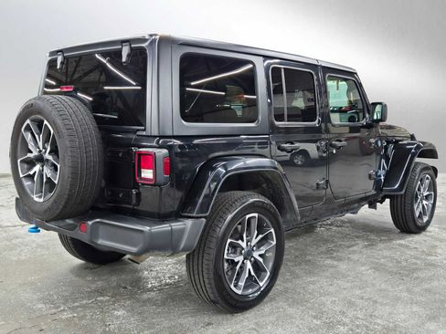 Used 2024 Jeep Wrangler Unlimited AWD/4WD image 3