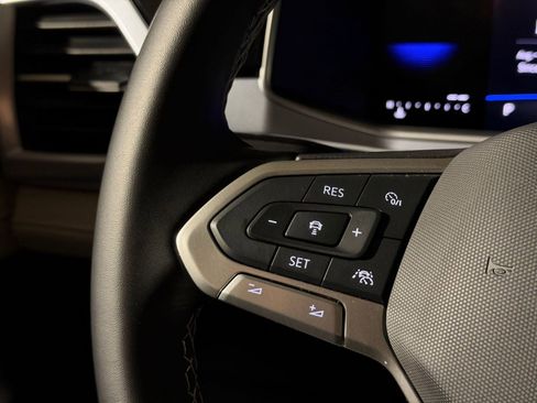 Used 2025 Volkswagen Taos SE image 16