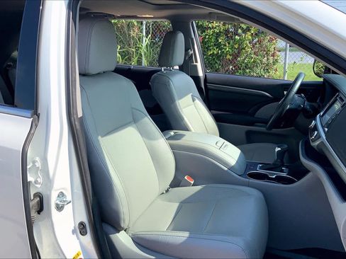 Used 2017 Toyota Highlander Limited FWD image 9