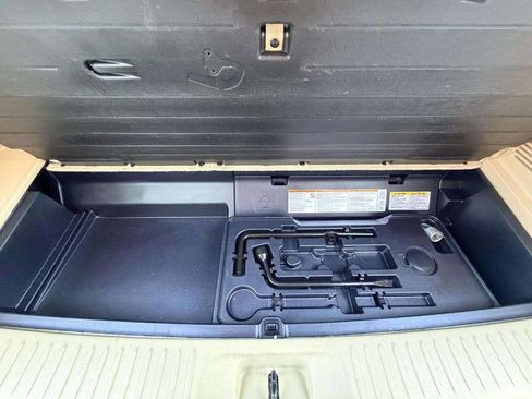 Used 2018 Toyota Highlander XLE AWD/4WD image 9