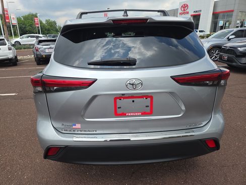 Used 2023 Toyota Highlander LE AWD/4WD image 4