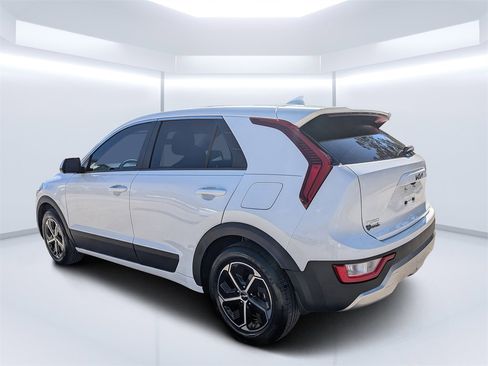 Used 2024 Kia Niro LX image 5