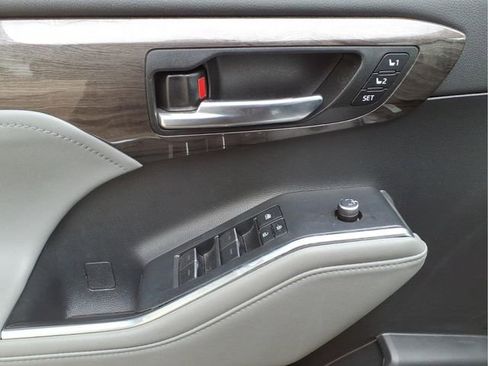 Used 2022 Toyota Highlander Limited image 11