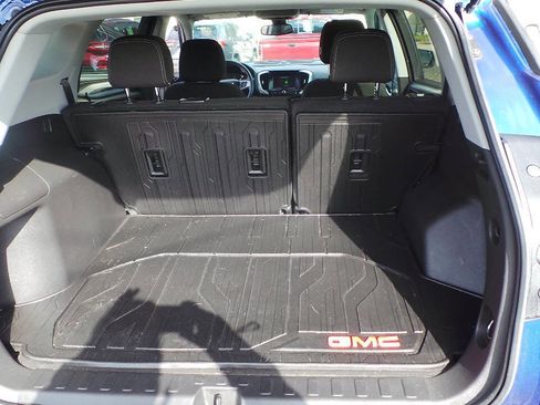 Used 2023 GMC Terrain SLE w/ Driver Convenience Package image 4