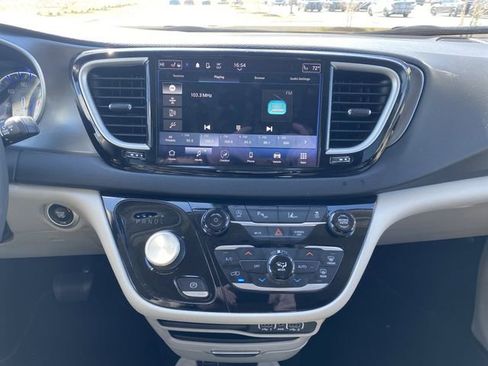 Used 2024 Chrysler Pacifica Touring-L image 30