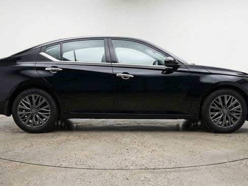 Used 2025 Nissan Altima 2.5 SV FWD image 11