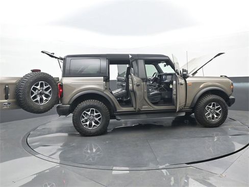 Used 2025 Ford Bronco Badlands image 31