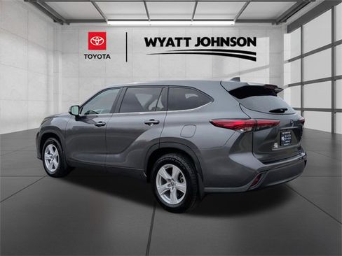 Certified 2023 Toyota Highlander LE image 3