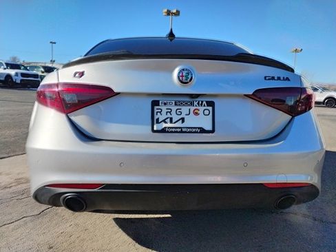 Used 2019 Alfa Romeo Giulia Base image 9