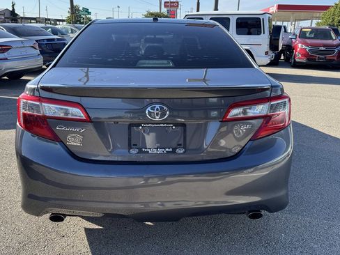 Used 2014 Toyota Camry SE w/ Leather Package FWD image 7