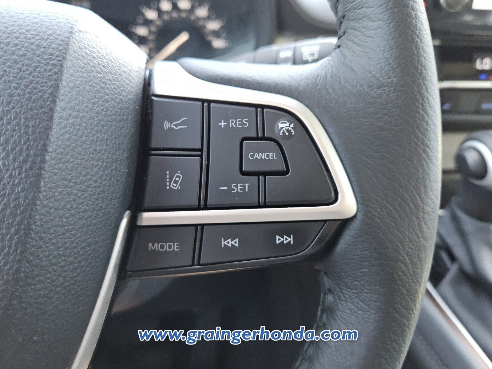 Used 2024 Toyota Sienna XLE w/ XLE Plus Package FWD image 22