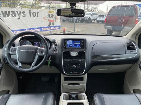 Used 2012 Chrysler Town & Country Touring-L w/ Driver Convenience Group FWD image 20