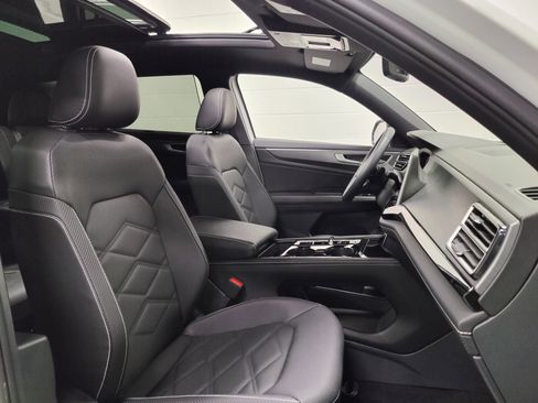 Used 2026 Volkswagen Atlas Cross Sport SE w/ Panoramic Sunroof Package AWD/4WD image 6