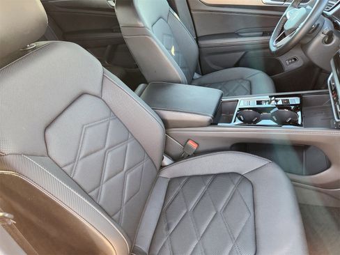 Used 2025 Volkswagen Atlas Cross Sport SE image 25