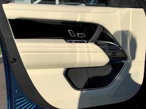 New 2025 Land Rover Range Rover SE image 10