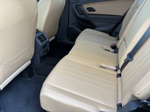 Used 2023 Volkswagen Tiguan SE AWD/4WD image 9
