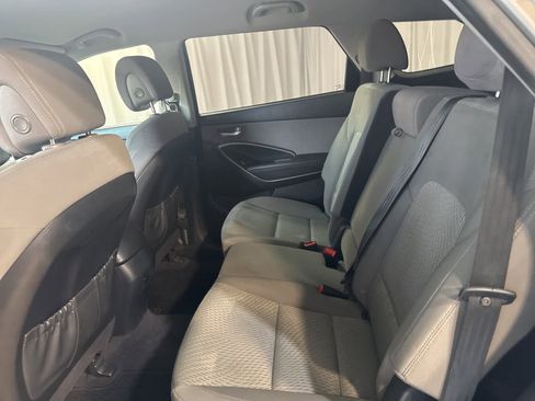 Used 2017 Hyundai Santa Fe SE image 11