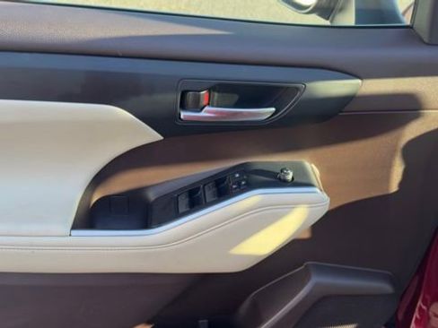 Used 2022 Toyota Highlander XLE image 9