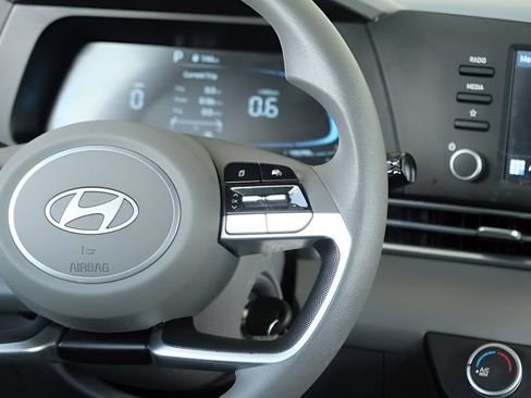 Used 2025 Hyundai Elantra SE FWD image 15