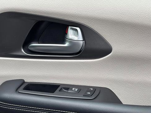 Certified 2024 Chrysler Pacifica Touring-L image 38