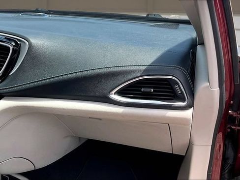 Used 2018 Chrysler Pacifica Limited FWD image 17