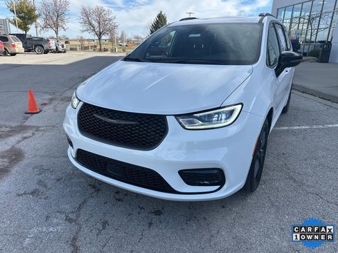 Used 2025 Chrysler Pacifica Limited image 11