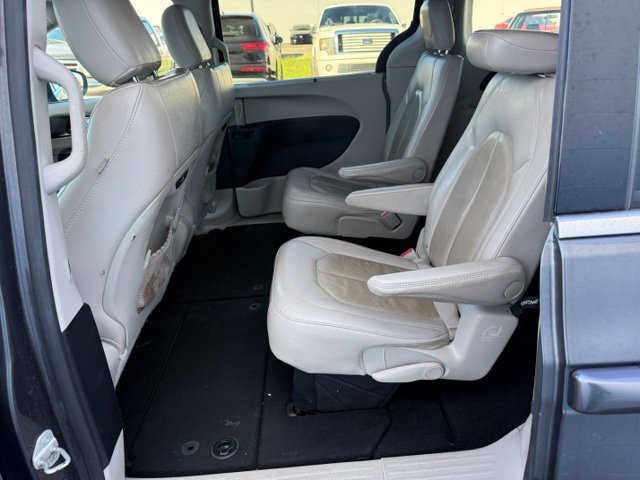 Used 2021 Chrysler Pacifica Touring-L FWD image 23