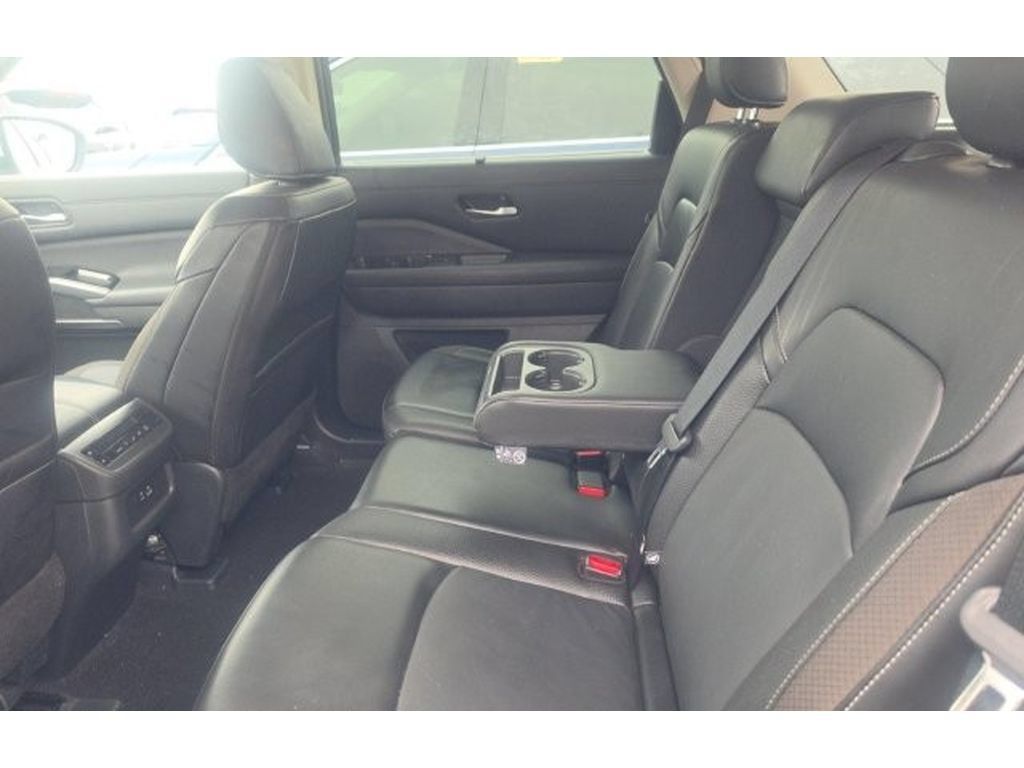 Used 2024 Nissan Pathfinder SL w/ Black Appearance Package AWD/4WD image 9