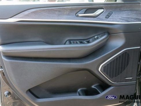 Used 2022 Jeep Grand Cherokee L Limited AWD/4WD image 18